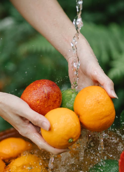 Mujer Lavando Frutas Cítricas Maduras Frescas