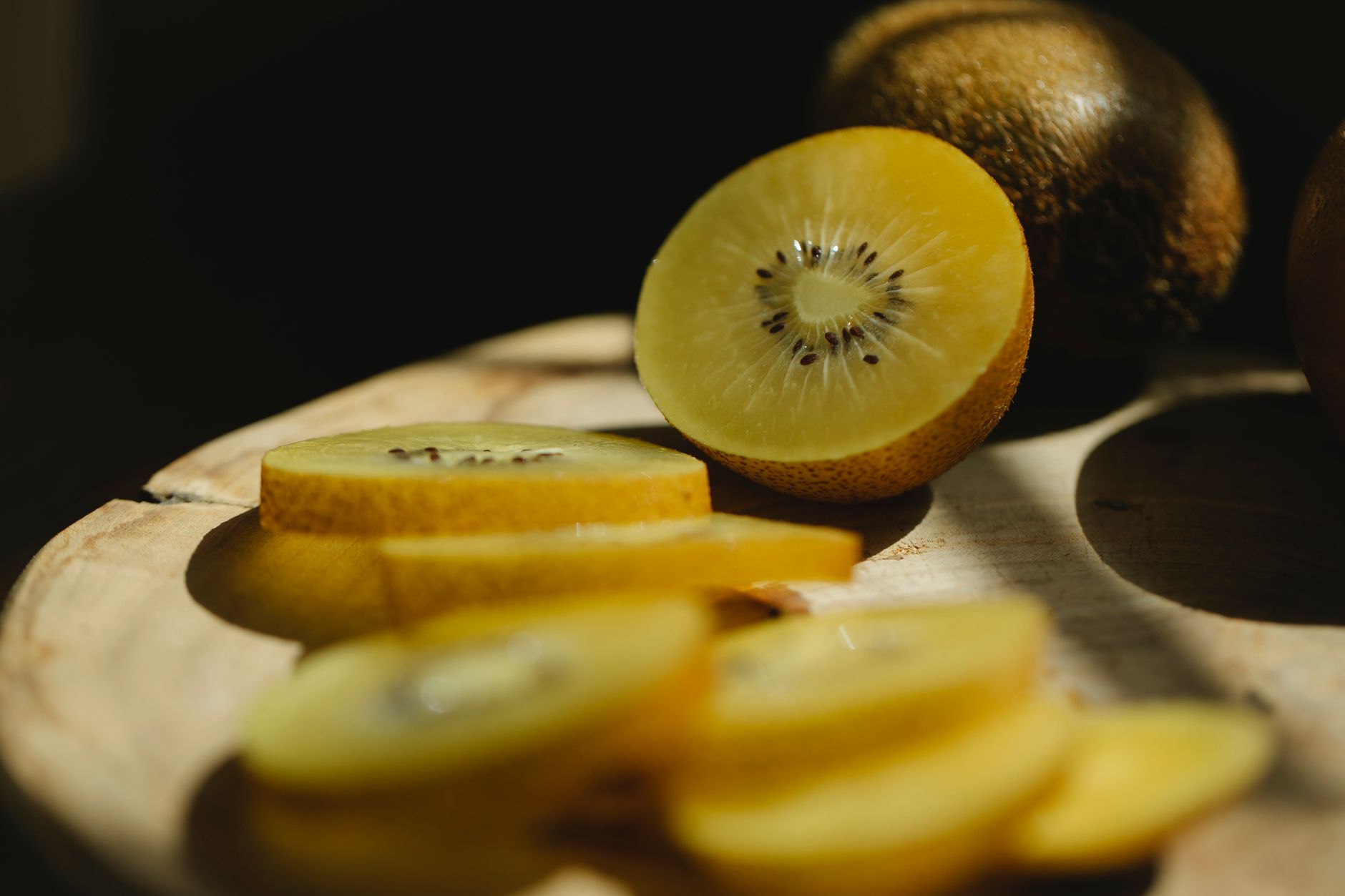 Judías verdes frescas y kiwis amarillos maduros