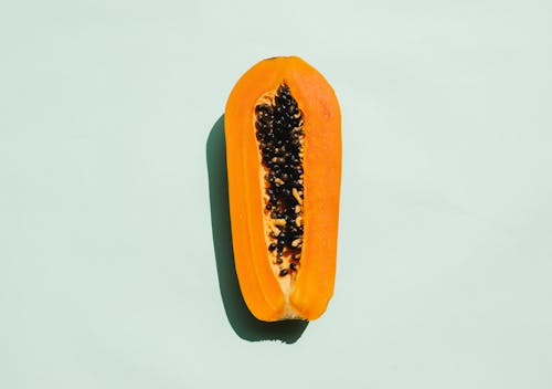 Die Hälfte Der Exotischen Reifen Papaya Mit Samen