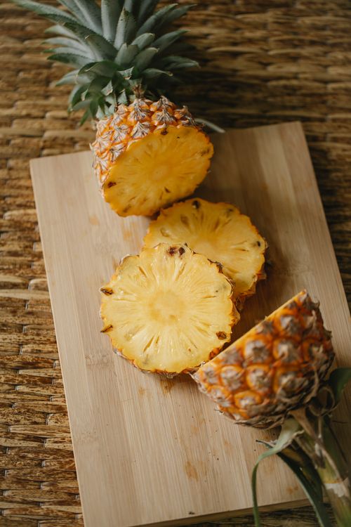 Piña En Rodajas Sobre Tabla De Madera · Foto de stock gratuita