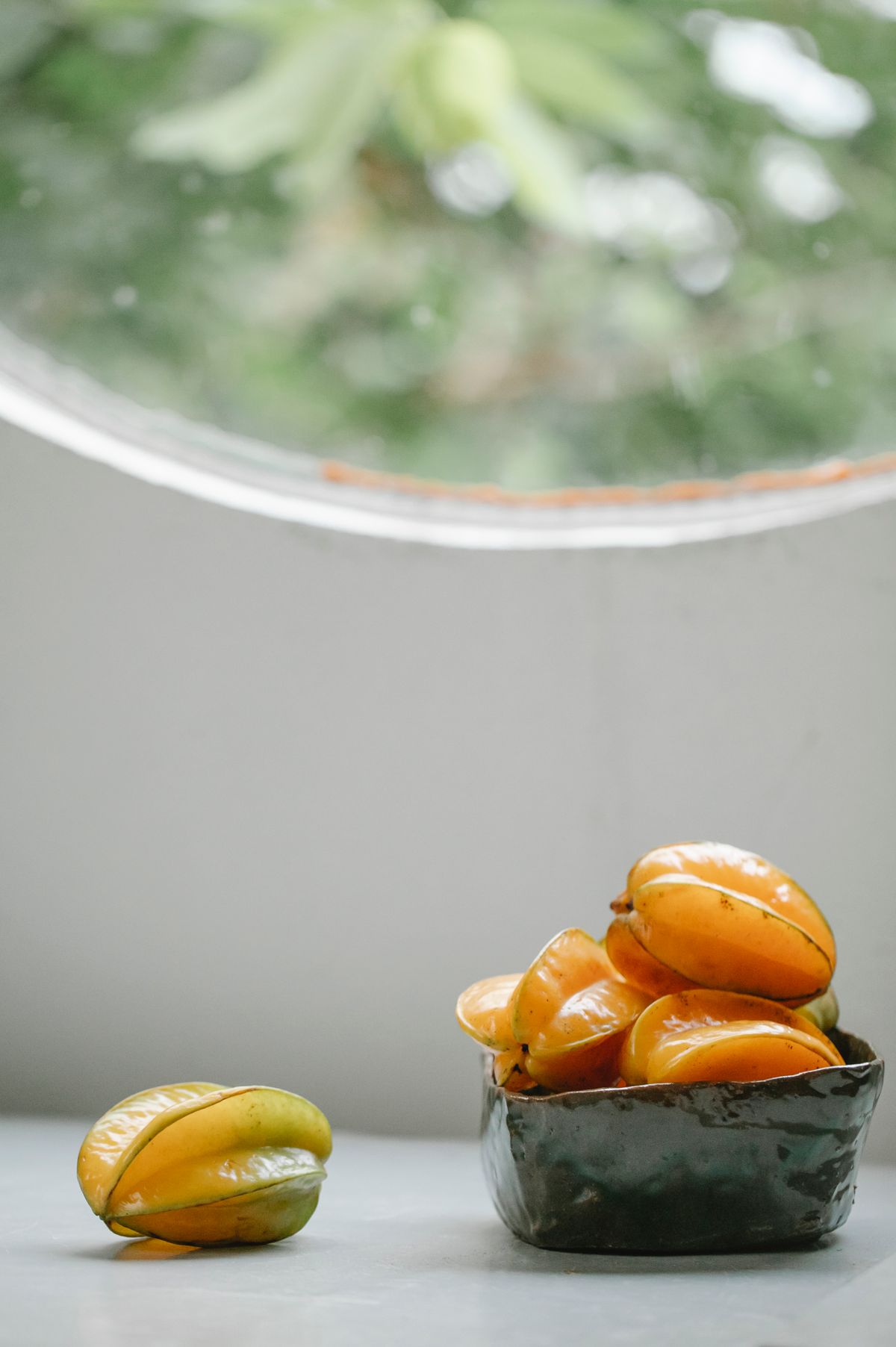 Carambolas maduras em uma tigela