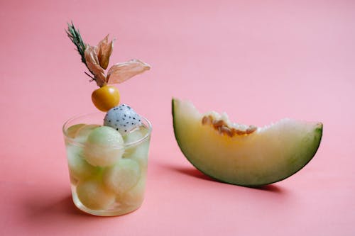 Bicchiere Di Cocktail E Fetta Di Melone Sullo Sfondo