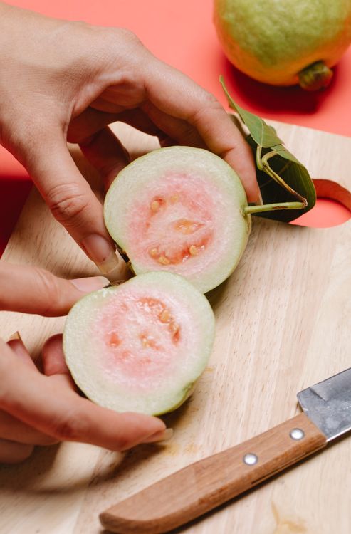 Aufgeschnittene Guave mit rosa Fruchtfleisch