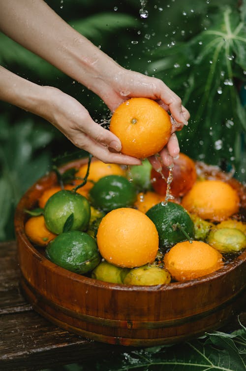 Persoon Die Oranje Fruit Op Bruine Houten Kom Houdt