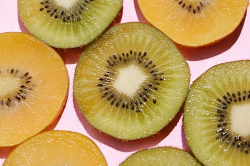 Free Slices of kiwi on pink background Stock Photo