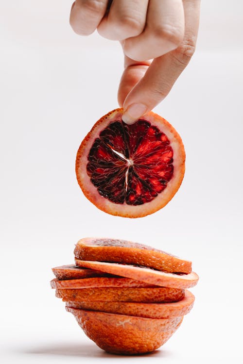 Kişinin Eline Dilimlenmiş Portakal Meyve