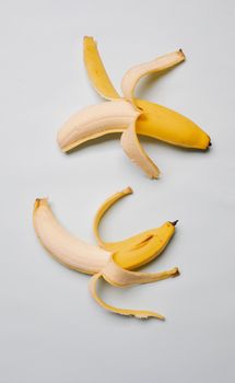 白色背景上摆放着新鲜成熟的醇厚黄色香蕉的顶视图