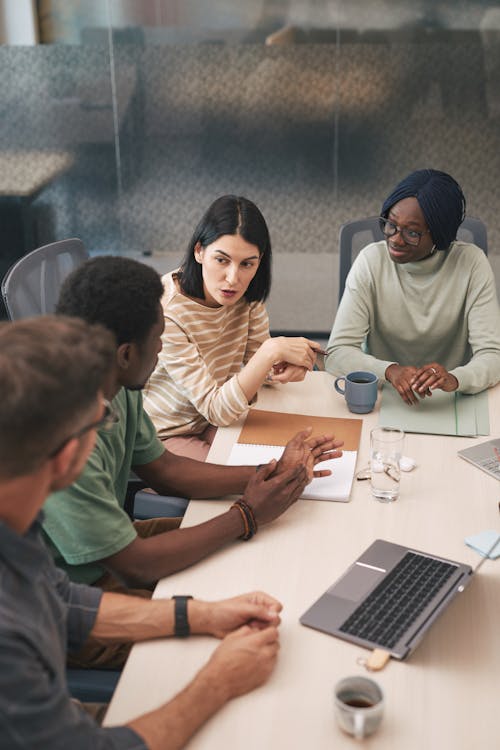 Foto profissional grátis de ambiente de trabalho, colegas, colegas de trabalho