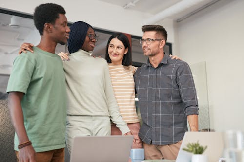 Foto profissional grátis de ambiente de trabalho, colegas, colegas de trabalho