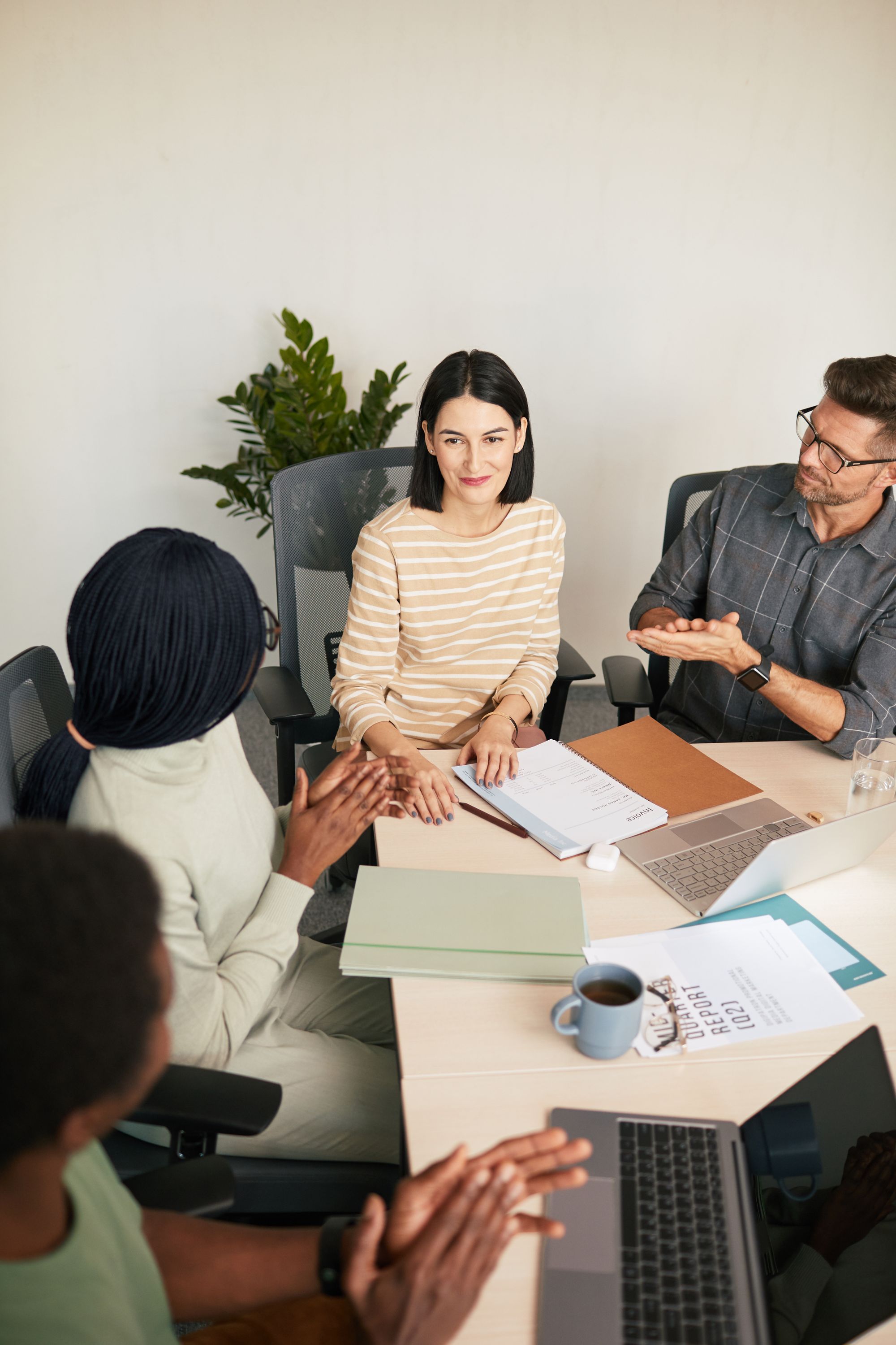 Réunion stratégique en salle de conférence — professionnels en tenue formelle
