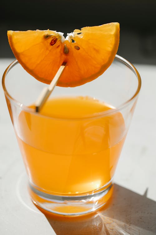 오렌지 슬라이스 음료 한 잔