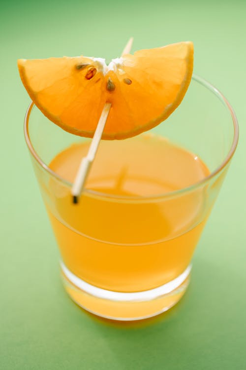 오렌지 장식 음료의 유리 조각