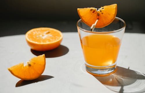 Couper L'orange Et Un Verre De Jus