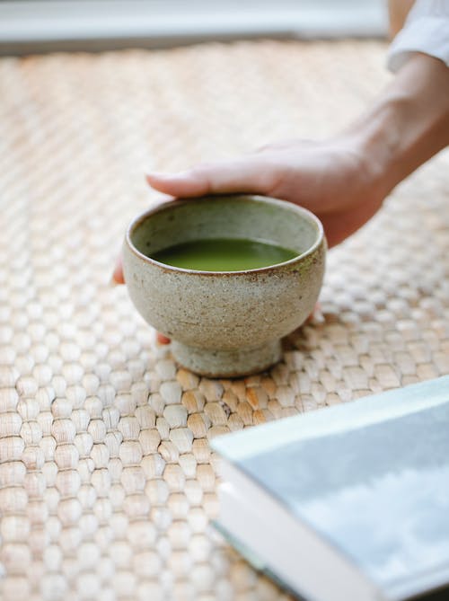 Человек с миской зеленого чая для чайной церемонии