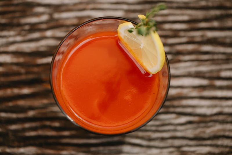 Ceai perlat cu tapioca și fructe exotice într-un pahar transparent