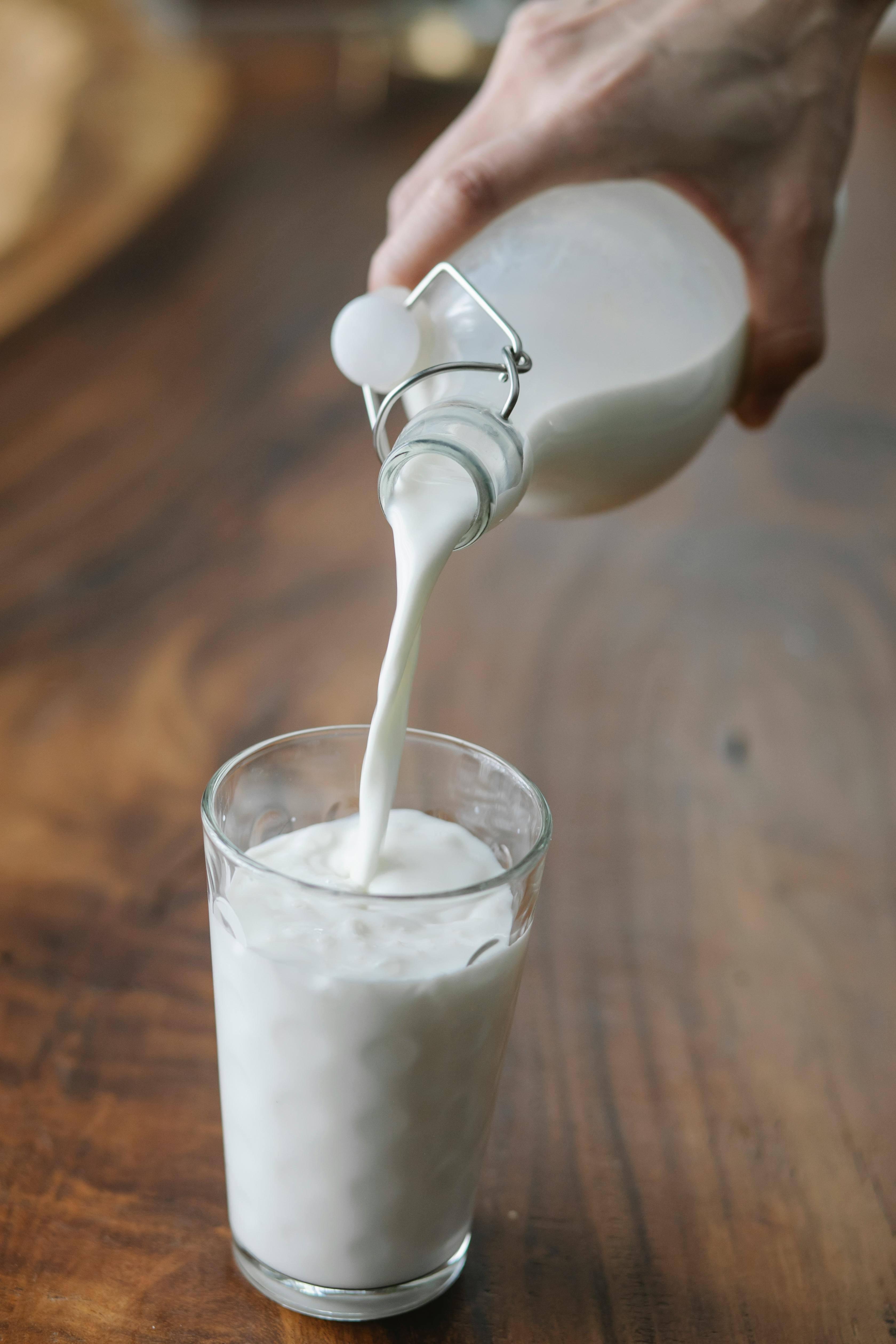 ▼熱牛奶最佳飲用時機為早上，晚上才可以幫助入眠。（示意圖／翻攝自pexels）
