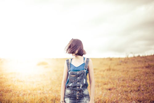 Mulher Usando Dungaree Outdoor