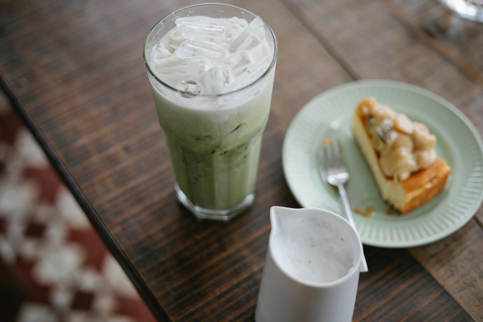 Refreshing matcha latte served with yummy pie