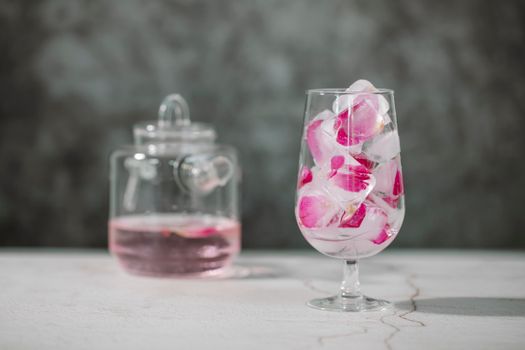 这款令人愉悦的玫瑰水玻璃杯，搭配冰块与花瓣，散发出清爽的香气
