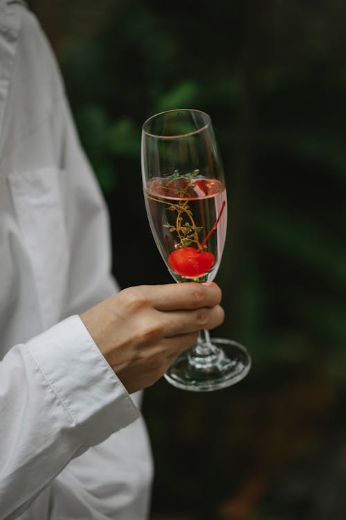 Personne Tenant Un Verre à Vin Clair Avec Du Vin Rouge