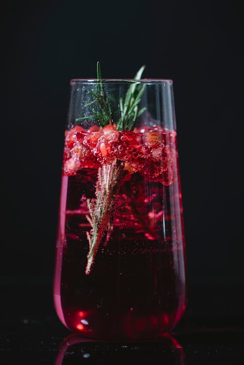 Verre à Boire Transparent Avec Liquide Rouge