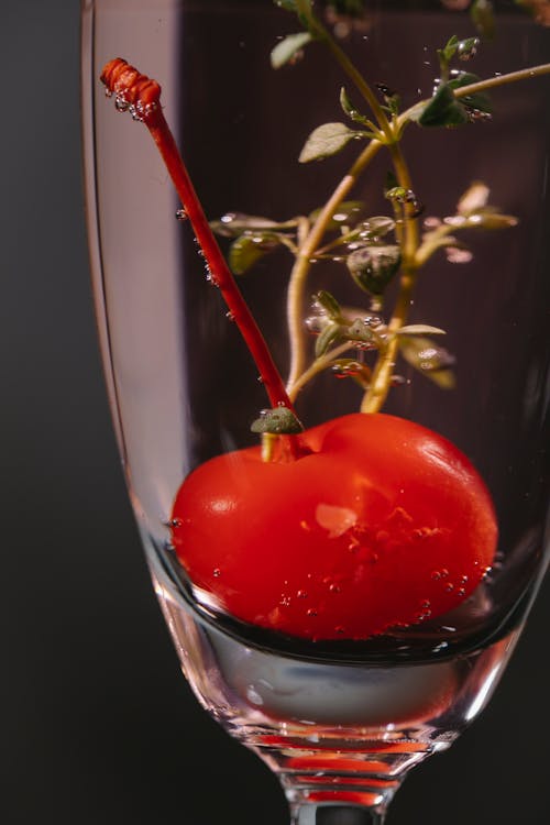 Tomate Rouge Dans Une Tasse En Verre Transparent