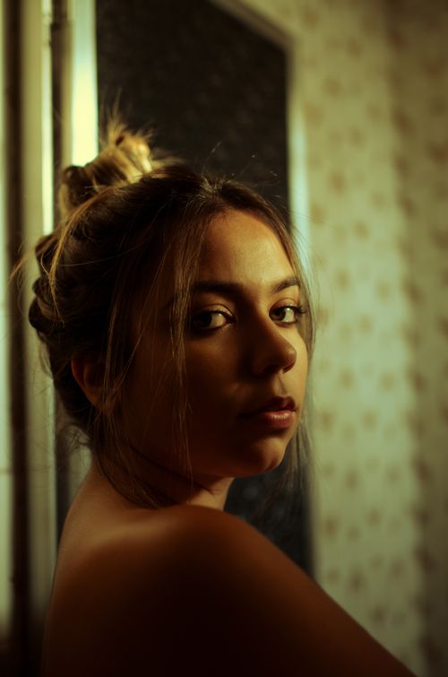 bezplatná Základová fotografie zdarma na téma bez trička, brunetka, detail Základová fotografie