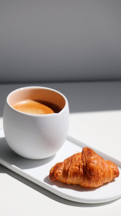 Gratis Foto stok gratis cangkir, cappuccino, croissant Foto Stok