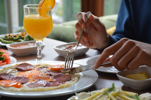 Kostnadsfri bild av apelsinjuice, bestick, bord