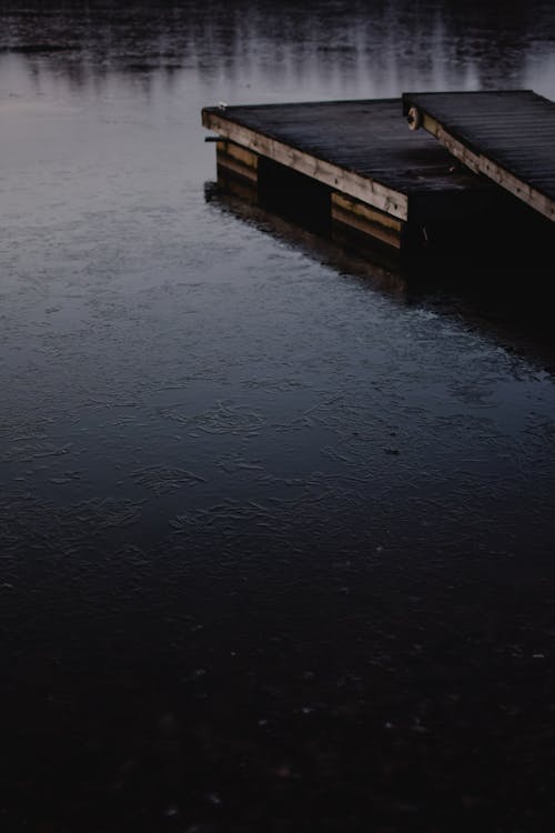 Muelle De Madera Marrón Sobre Cuerpo De Agua