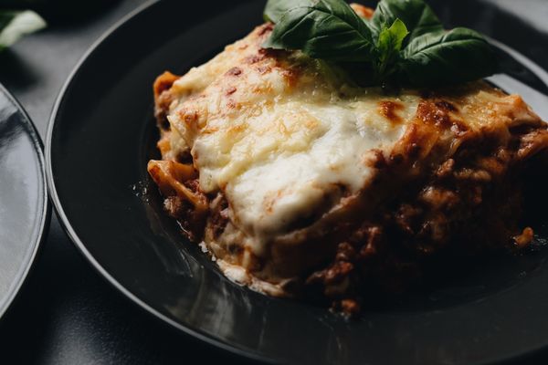 Tavola apparecchiata con piatto sano e naturale Tavola apparecchiata con piatto sano e naturale