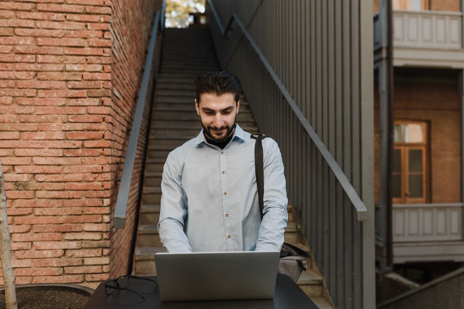 Charles Schwab Chases Gen Z Crowd into Crypto
