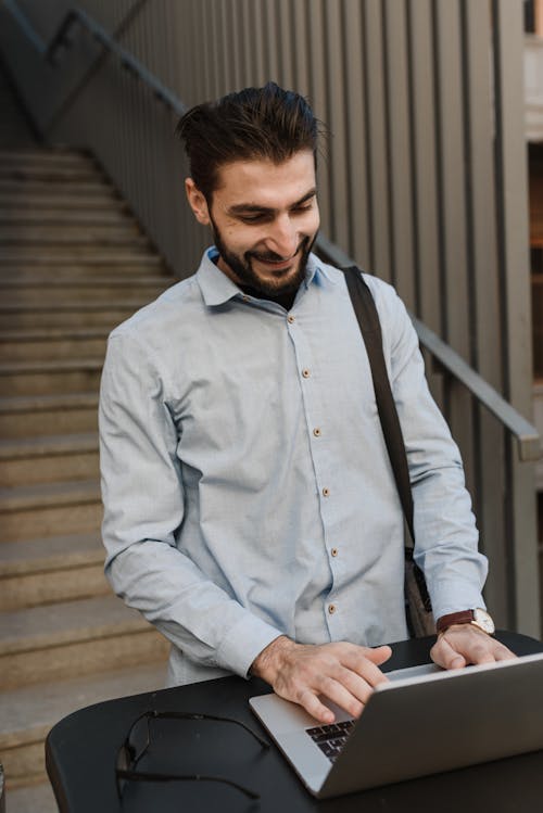 Hombre En Camisa De Vestir Azul Y Corbata Negra Con Smartphone Negro