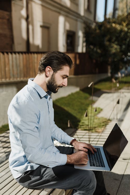 Mann Im Weißen Hemd, Das Schwarzen Laptop Computer Hält