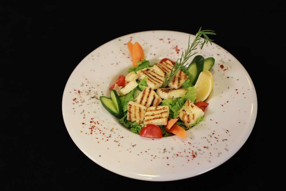 Grilled halloumi with salad
