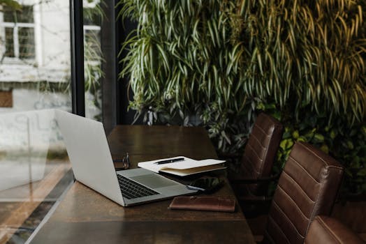 Macbook Air Sulla Tavola Di Legno Marrone