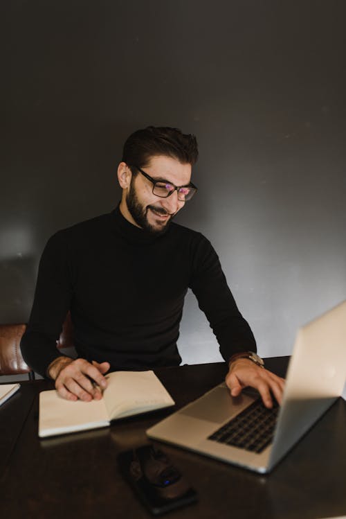 Macbook Kullanan Siyah Uzun Kollu Gömlekli Adam