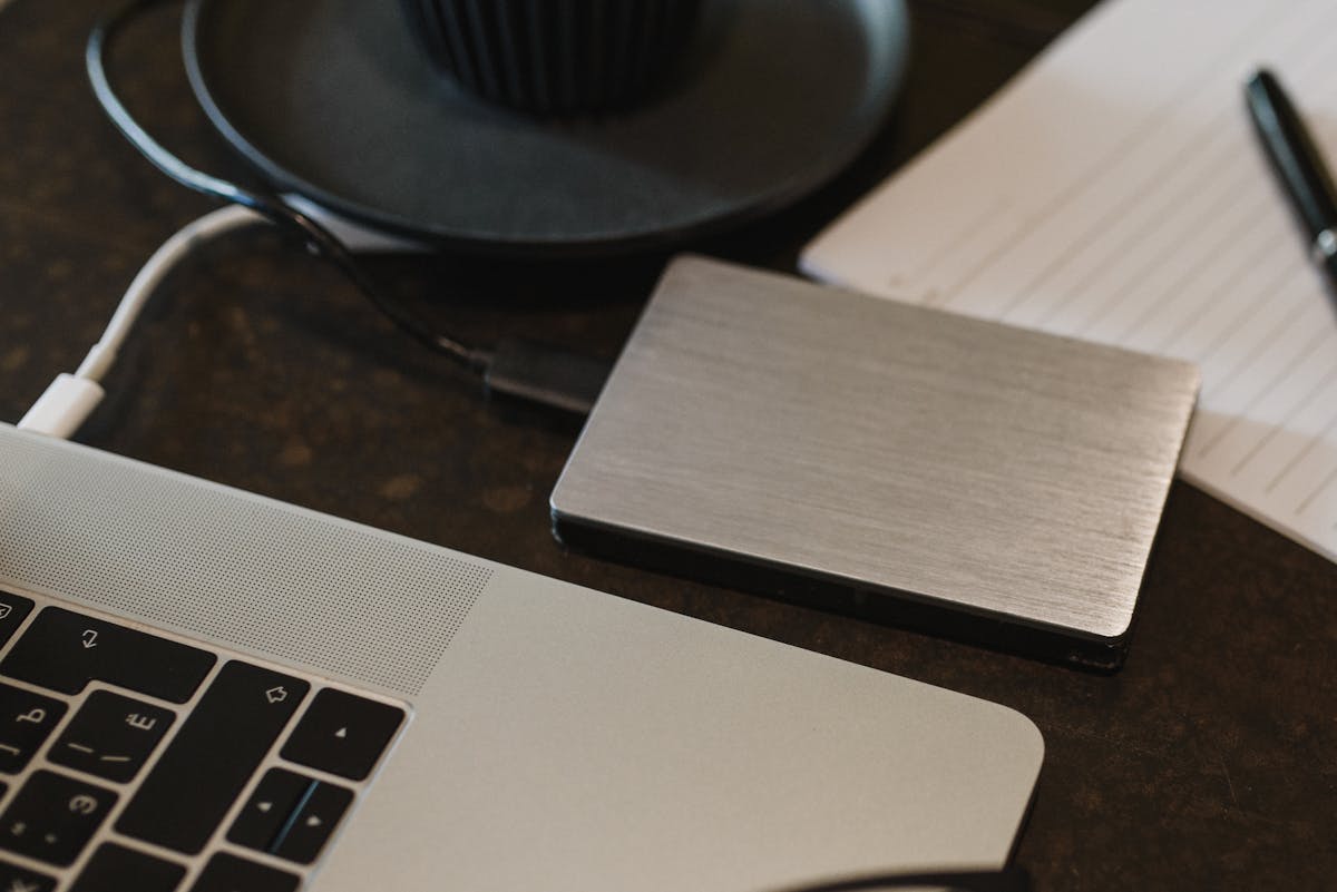 Disco portatile collegato a un laptop con cavo USB in vista
