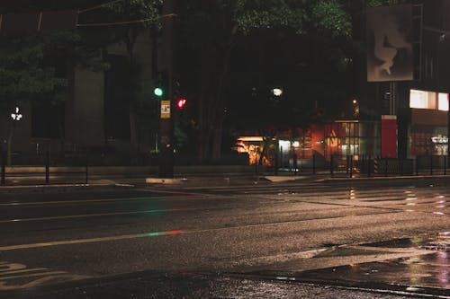 Základová fotografie zdarma na téma architektura, asfalt, autobusová zastávka