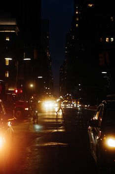 夜晚，城市街道充满活力，灯光通明，人影与车影交织