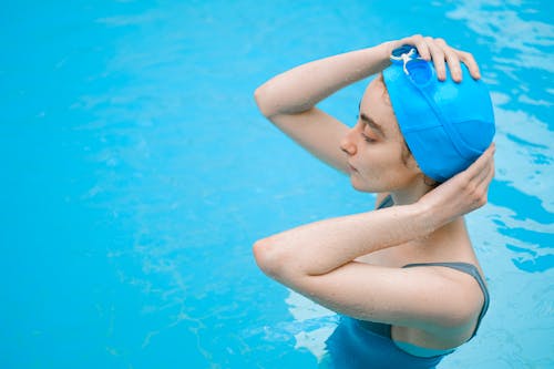 Free Woman Wearing Swimming Outfit in Pool Stock Photo