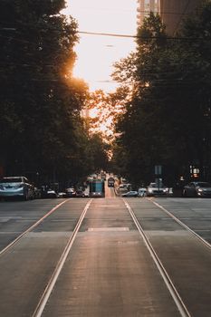 日落时分，墨尔本的街道上，电车轨道与汽车构成了一幅风景