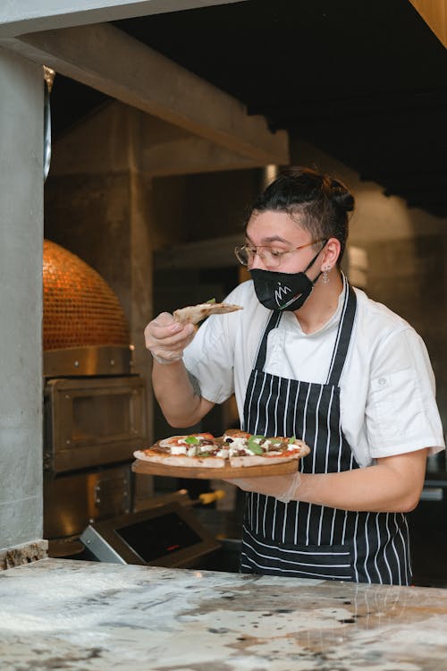 adam, apron, dikey atış içeren Ücretsiz stok fotoğraf