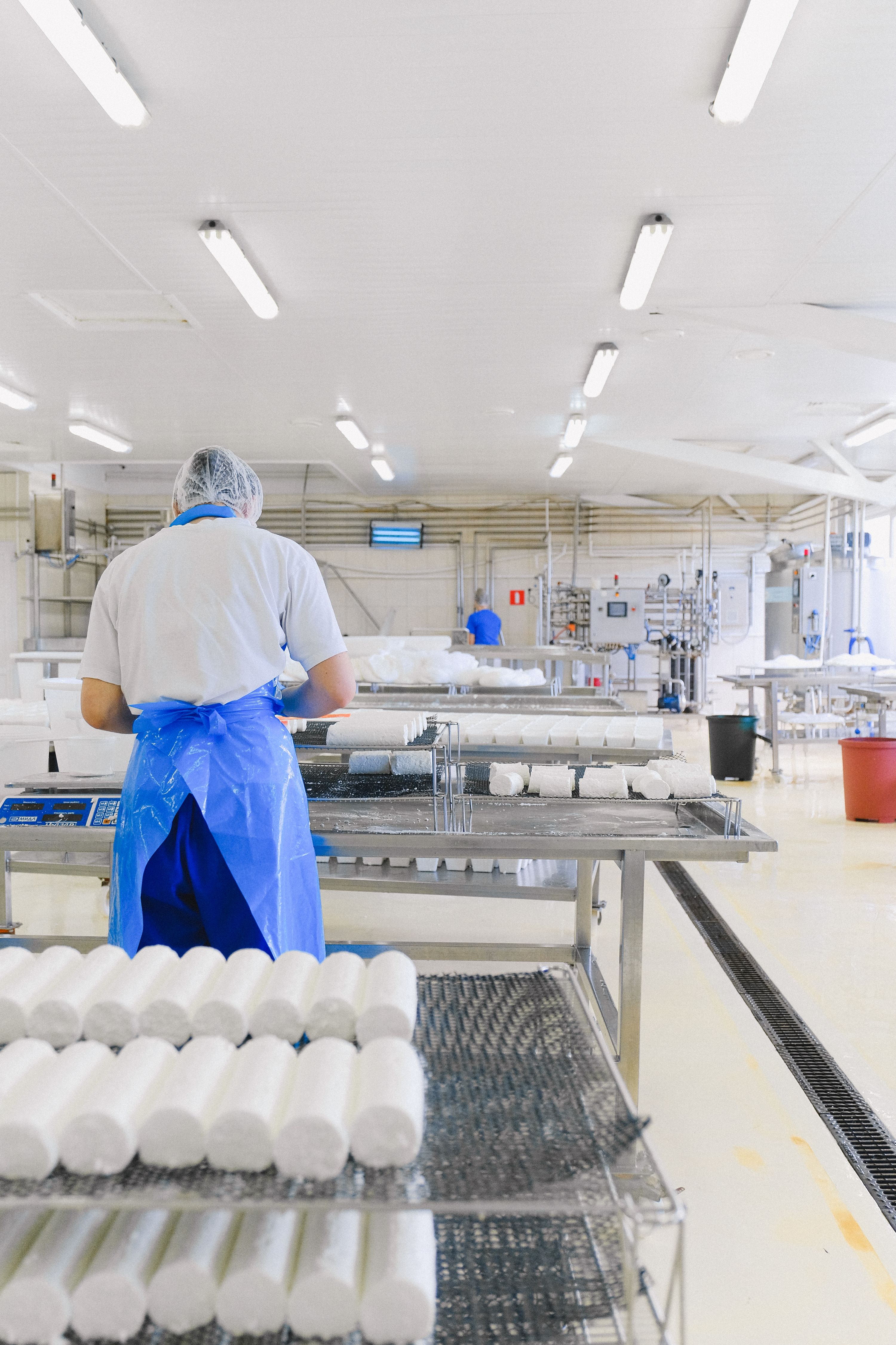 Kwaliteitscontroleur in een moderne productielocatie