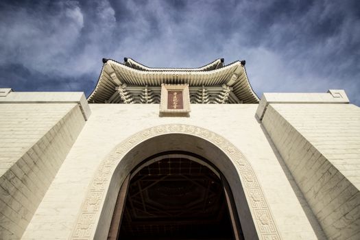 晴朗的天空下，从低角度拍摄的台北自由广场拱门标志性建筑入口