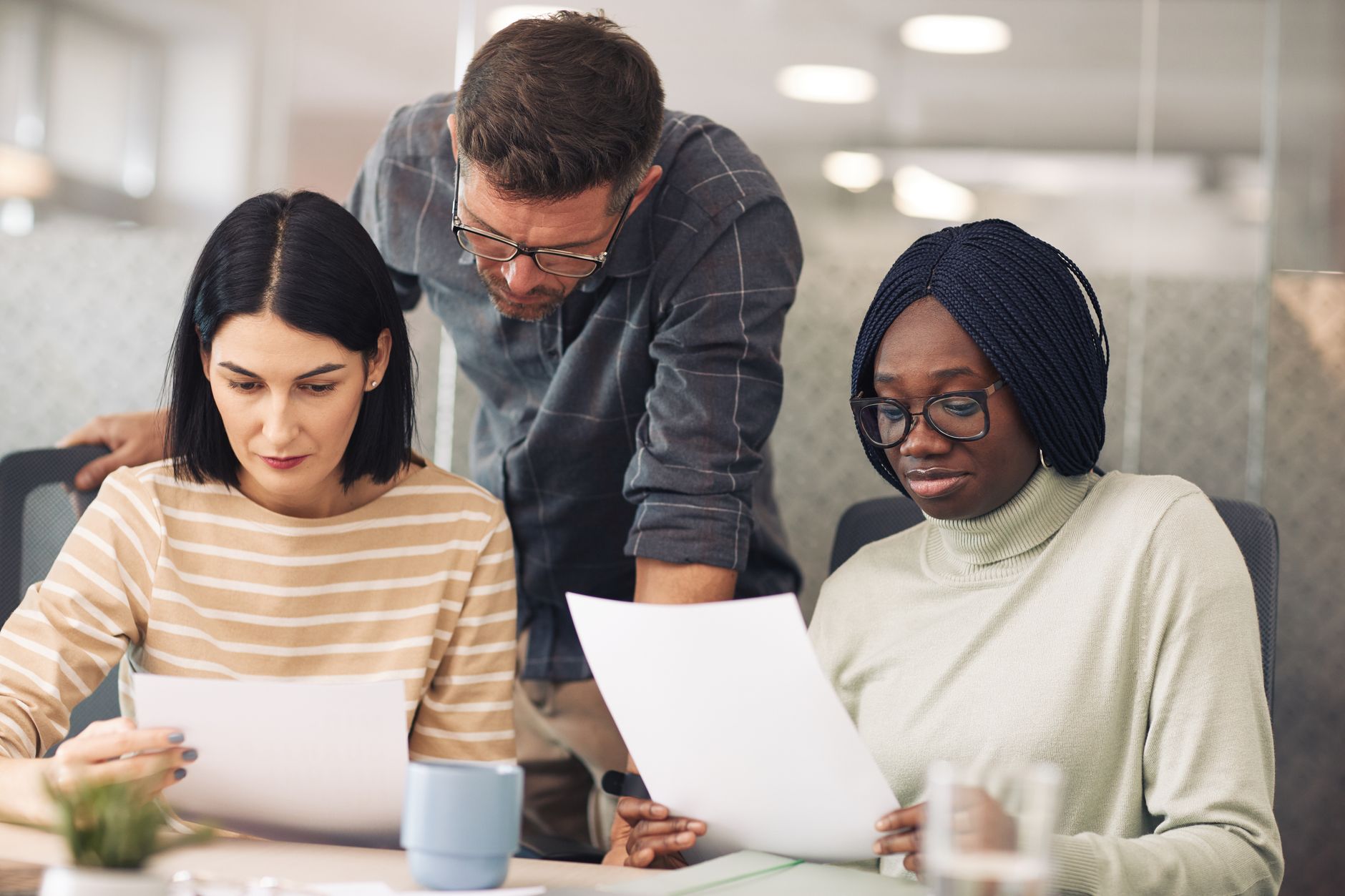 Profissionais analisando documentos e dados em ambiente corporativo de family office