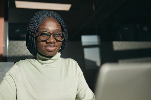 Afrikalı Amerikalı, gülümsemek, Kadın içeren Ücretsiz stok fotoğraf