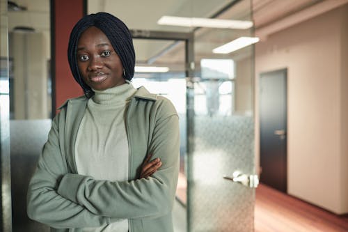 Foto d'estoc gratuïta de afroamericà, braços creuats, dona