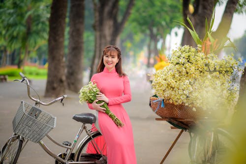 Darmowe zdjęcie z galerii z ao dai, azjatka, bukiet