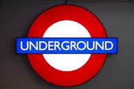 伦敦地铁标志的特写使用了明亮的颜色